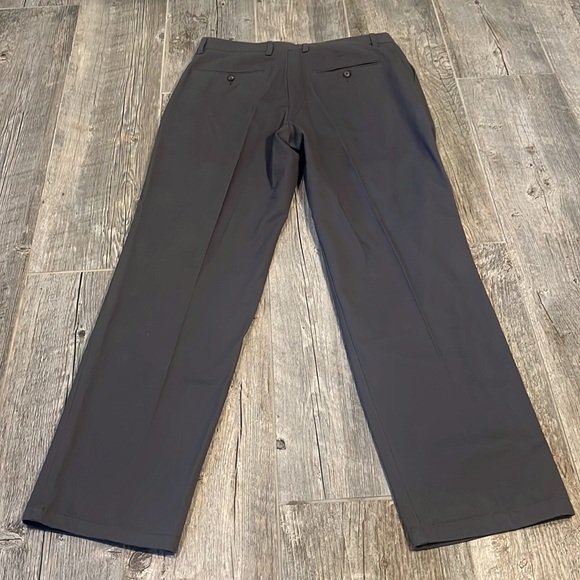 Amazon Essentials Men's Classic-fit Wrinkle-Resistant Pleated Chino Pant New - Picture 3 of 10